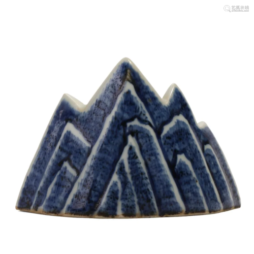 A BLUE AND WHITE 'MOUNTAIN' BRUSH REST
