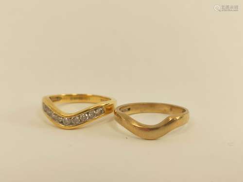 18ct gold ring with wavy row of diamond brilliants and the c...