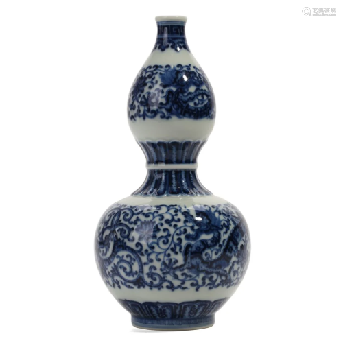 A BLUE AND WHITE 'GOURD' VASE