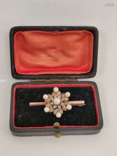 Gold brooch with pearls and eight cut diamonds in silver. 7g...