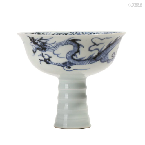 A BLUE AND WHITE 'DRAGON' STEM CUP