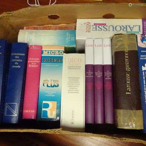 Mannette de livres 22 contenant : 14 dictionnaires divers.