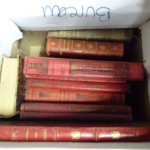 Mannette de livres 16 contenant : 10 ouvrages divers reliés ...