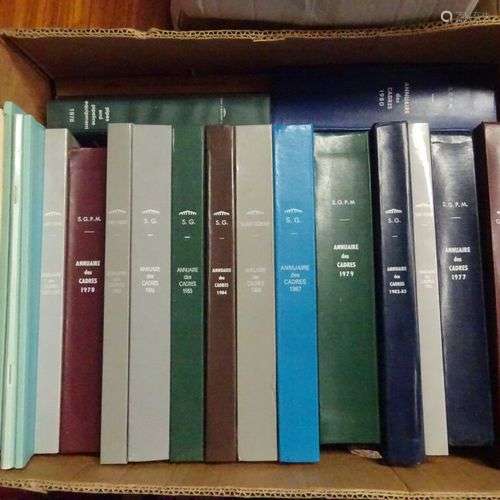 Mannette de livres 17 contenant :22 volumes annuaires des ca...