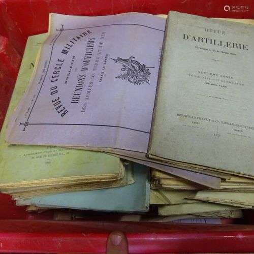 Mannette de livres 28 contenant : Revues militaires ancienne...
