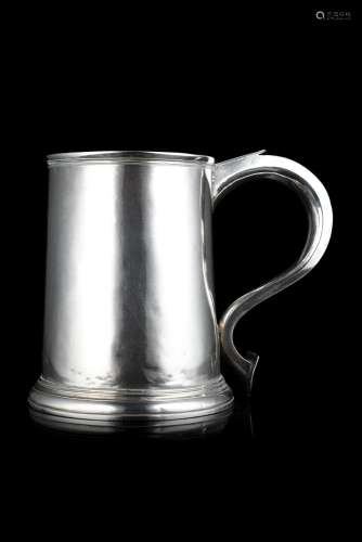 A silver jug. Abraded London hallmarks (h. cm 16) (g 500)...