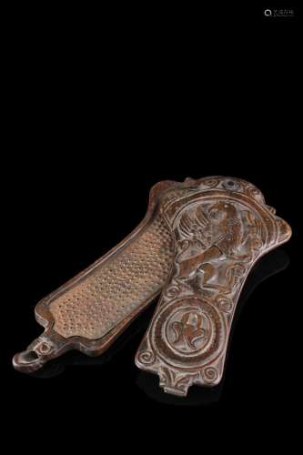 A carved wooden tobacco grater. Late 18th century (cm 21,5x9...
