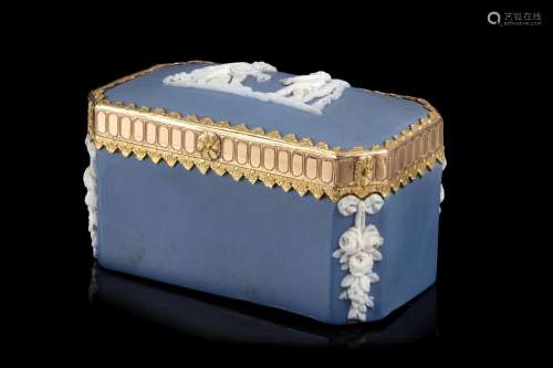 A Wedgwood porcelain box with 9K gold mounts (cm 7,6x3,9x4 c...