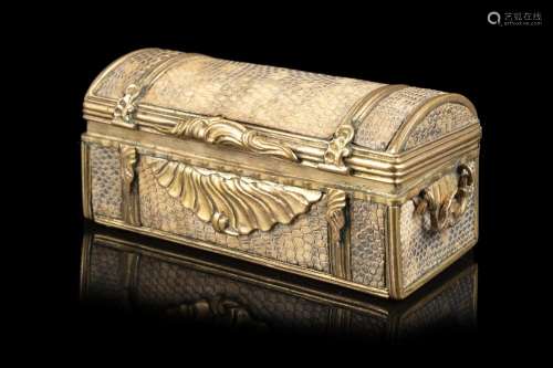A 18th-century small gilt metal and snakeskin box (cm 8,6x3,...