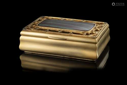 A gold and jasper box (cm 8x3x5,5) (g gross 182)...