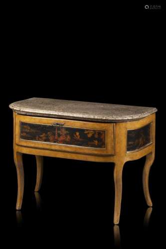 A Piedmont 18th-century giltwood and chinoiserie lacquered c...