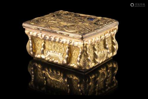 An 18th-century chiselled gilt metal box (cm 7,5x6x3,9 ca.)....