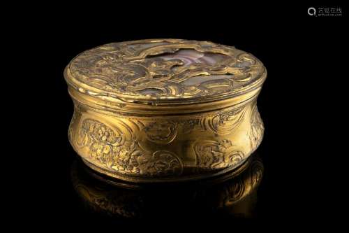 A 19th-century chiselled gilt metal box with agate cover (d....