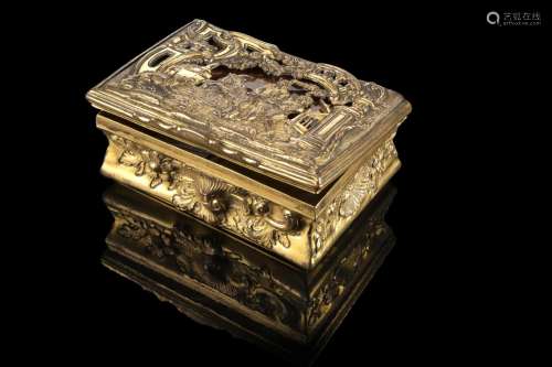 An 18th-century copper snuffbox (cm 7,5x3x6) (minor defects)...