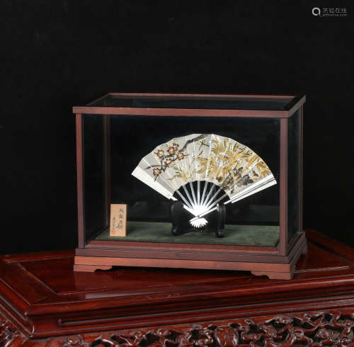 日本著名金匠  武比古作  纯银错金梅兰菊纹扇子摆件（附玻璃框）