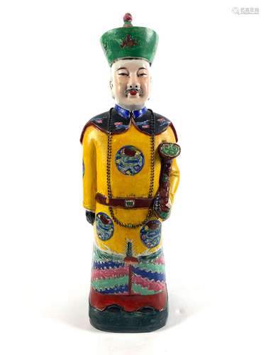 CHINE Statuette en porcelaine polychrome représentant un dig...