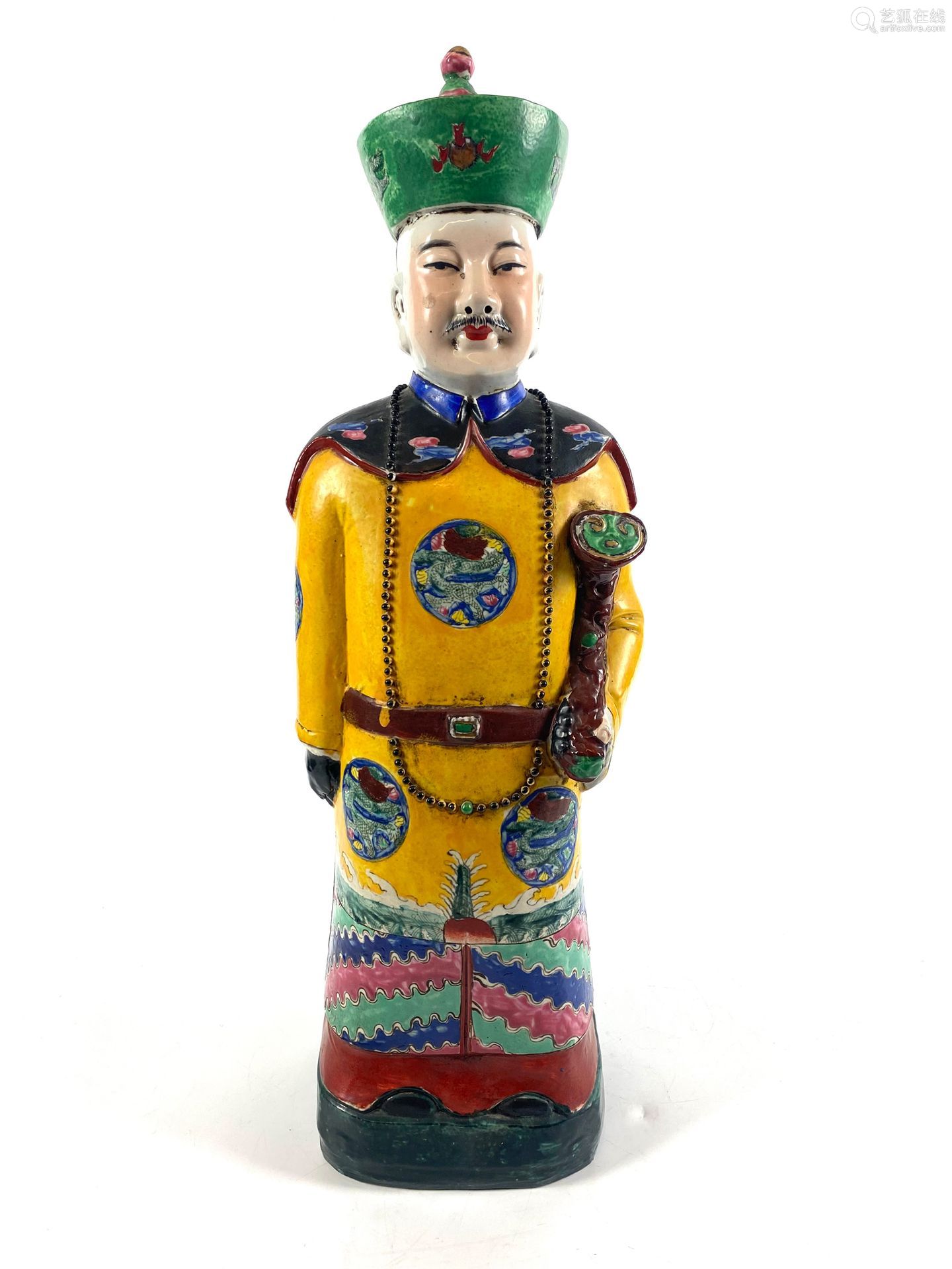 CHINE Statuette en porcelaine polychrome représentant un dig...
