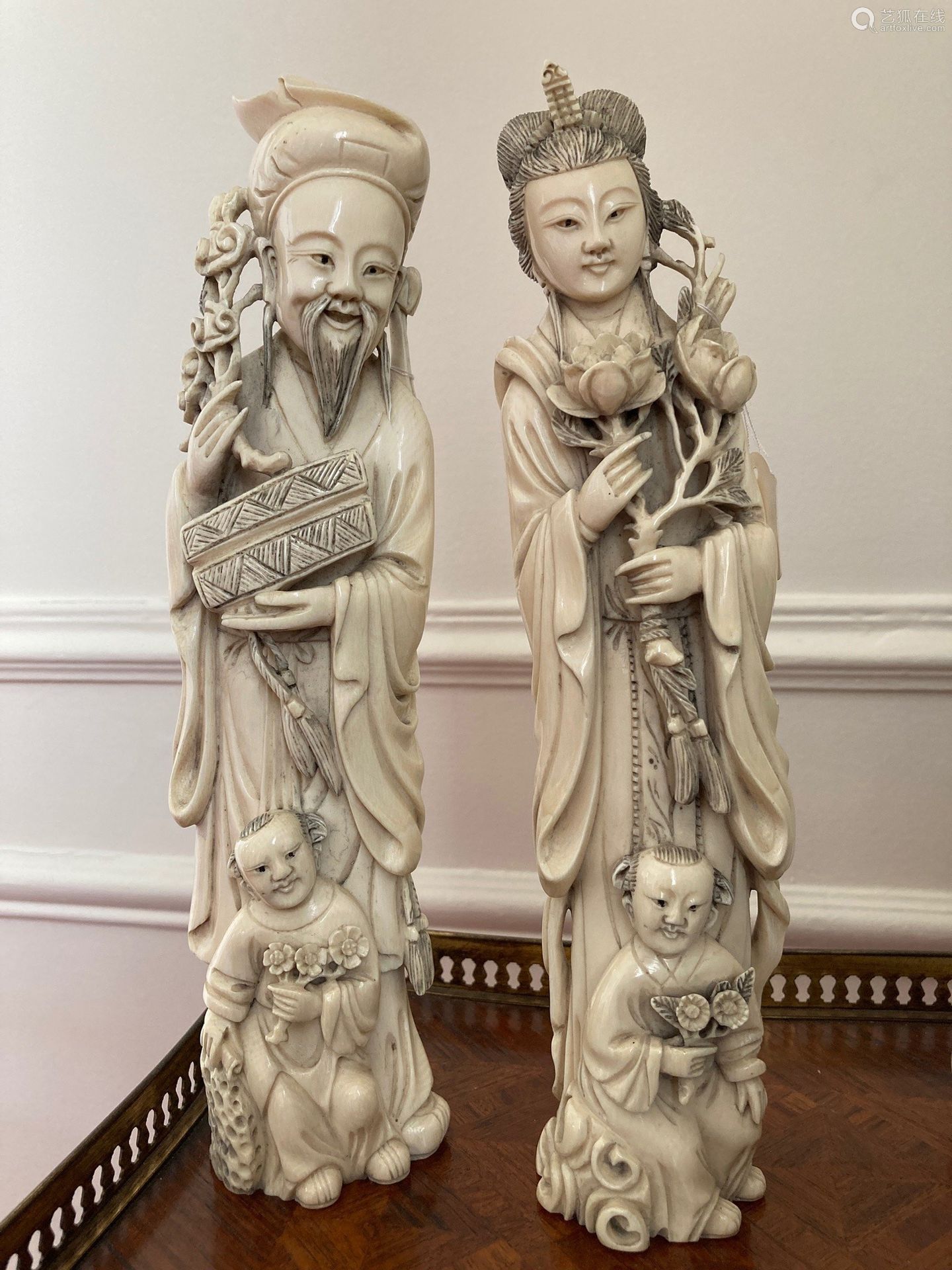 JAPON Deux okimonos en ivoire sculptés d'un couple avec enfa...