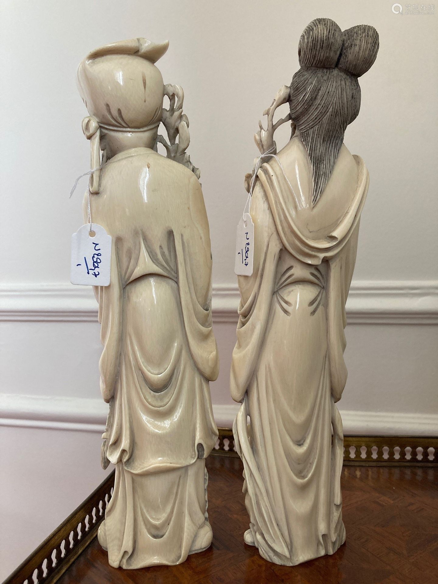 JAPON Deux okimonos en ivoire sculptés d'un couple avec enfa...
