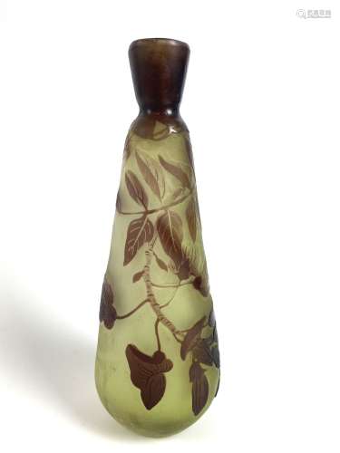 GALLE Vase de forme ovoide en verre gravé à décor floral, le...