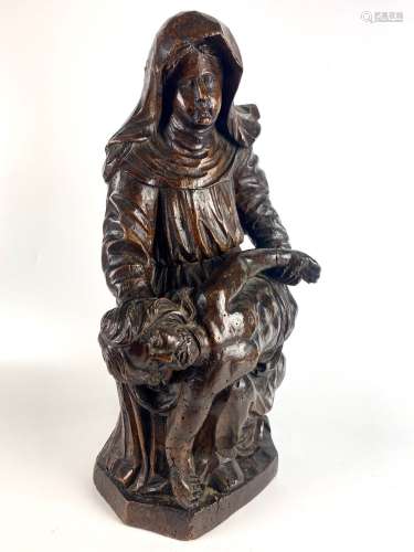 VIERGE DE PITIE en noyer sculpté en ronde-bosse, dos ébauché...