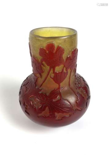 GALLE Petit vase de forme pansue en verre gravé à décor flor...