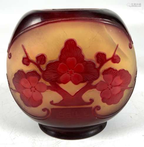 GALLE Vase pagode en verre gravé degagé à l'acide de fleurs ...