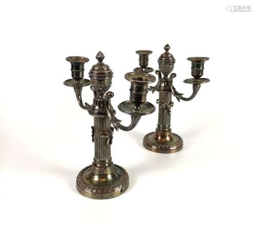 PAIRE DE CANDELABRES en bronze argenté à deux bras de lumièr...