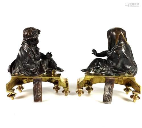 PAIRE DE CHENETS en bronze patiné et doré à décor d'un coupl...