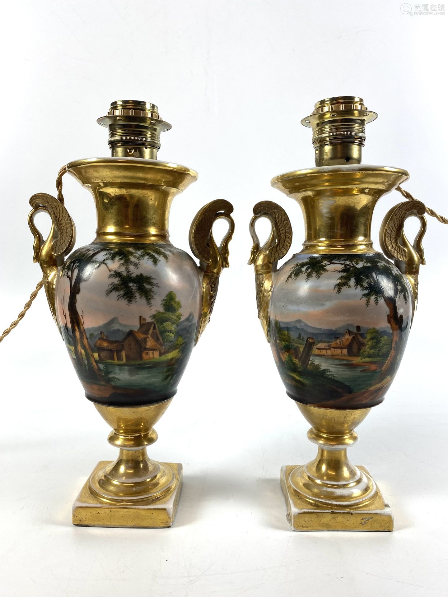 PARIS Paire de vases à l'antique décorés de col de cygne mon...