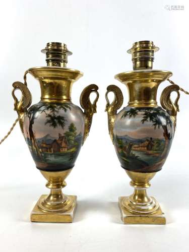 PARIS Paire de vases à l'antique décorés de col de cygne mon...