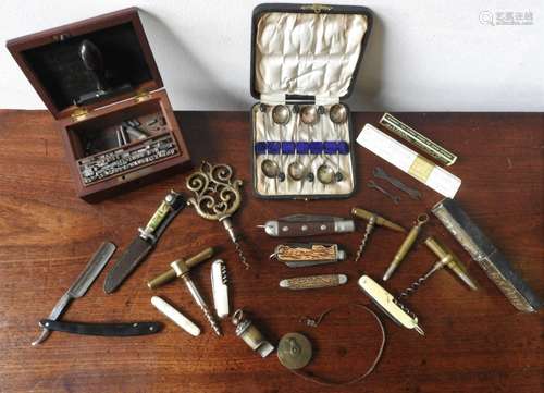 A MAHOGANY BOXED PRINTING SET, FIVE CORKSCREWS, SEVEN POCKET...