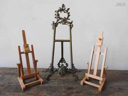 AN ORNATE METAL TABLE TOP EASEL / PICTURE STAND AND TWO WOOD...