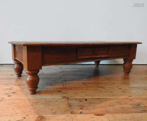 A HARDWOOD COFFEE TABLE ON TURNED FEET WITH TWO DRAWERS, 34 ...