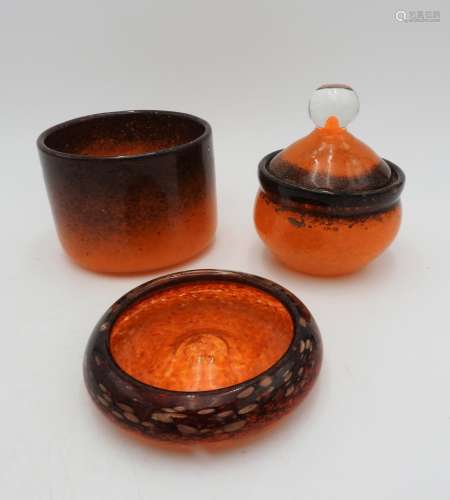 MOTTLED AMBER ART GLASS POT, BOWL AND TRAY