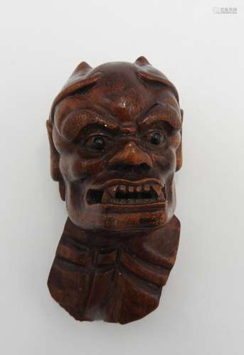 A CARVED WOODEN JAPANESE NOH MASK ORNAMENT, 9.5 cm high