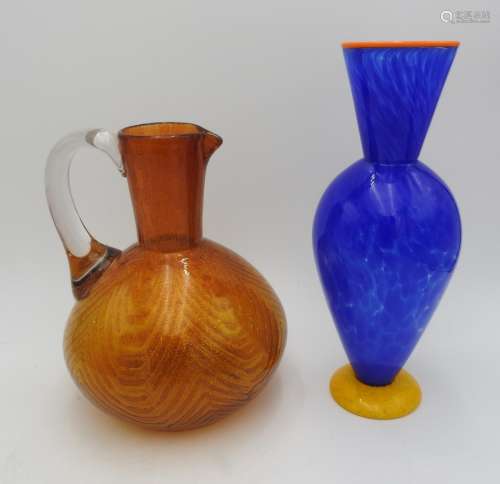 A SWIRL EFFECT ART GLASS JUG DECORATED WITH GOLD COLOURED FL...