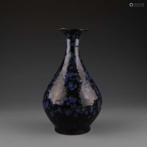 Jizhou Kiln Foliate-Edge Pear-Shape Vase