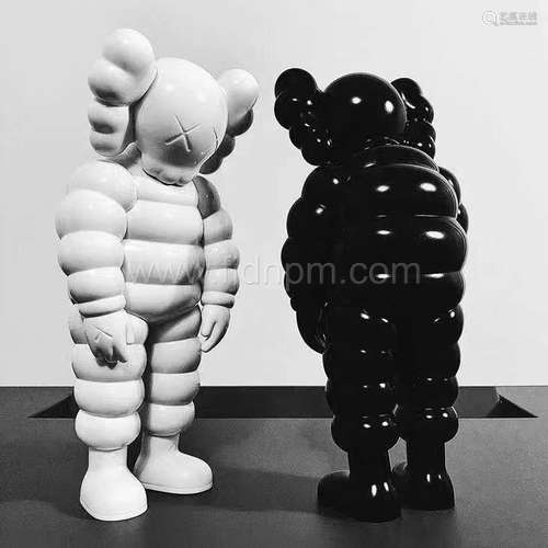 KAWS《WHAT PARTY》黑白玩偶