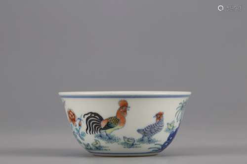 A BLUE-AND-WHITE AND OVERGLAZED CUP WITH CHICKEN PATTERNS