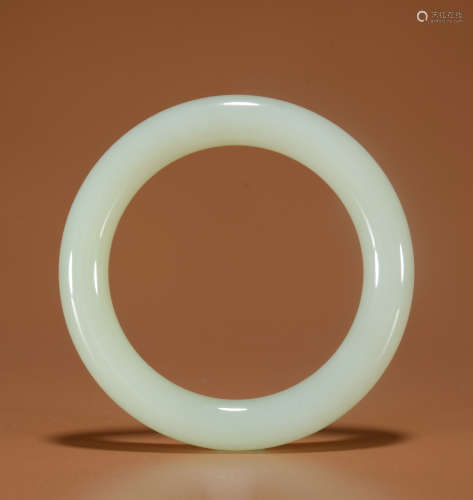 A WHITE JADE BRACELET