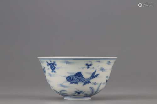 A BLUE AND WHITE BOWL PAINTED WITH FISH PATTERNS