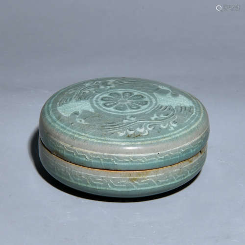 A GREEN PORCELAIN COVER BOX