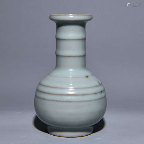 AN OFFICIAL GLAZE BOTTLE WITH STRING PATTERNS