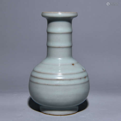 AN OFFICIAL GLAZE BOTTLE WITH STRING PATTERNS