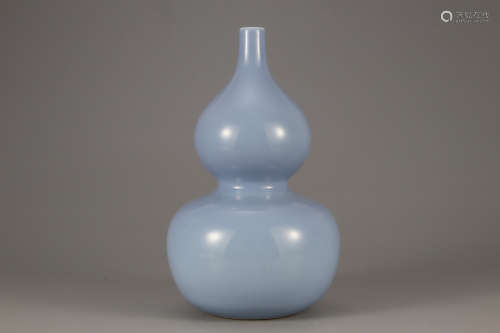 A BLUE AND WHITE GOURD-SHAPED BOTTLE