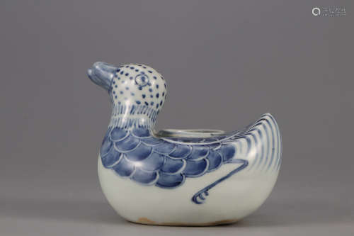 A BLUE AND WHITE ORNAMENT PAINTED WITH DUCK