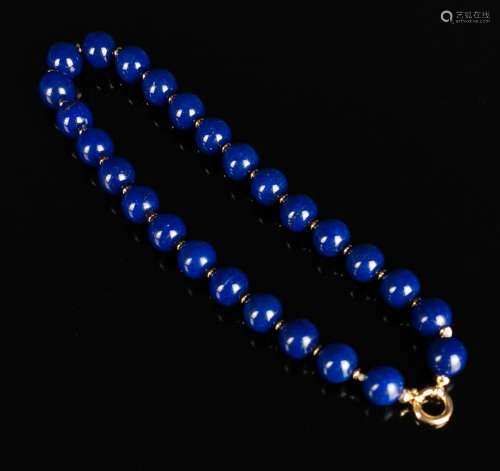 Collier de perles de lapis-lazuli alternées d'anneaux en or ...