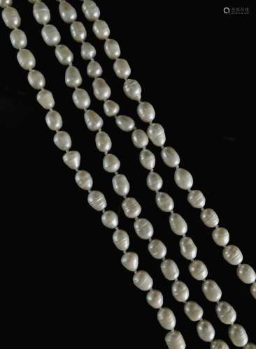 Long sautoir orné de perles de culture baroques. L_116 cm