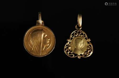 Deux médailles religieuse en or jaune au profil de la Vierge...